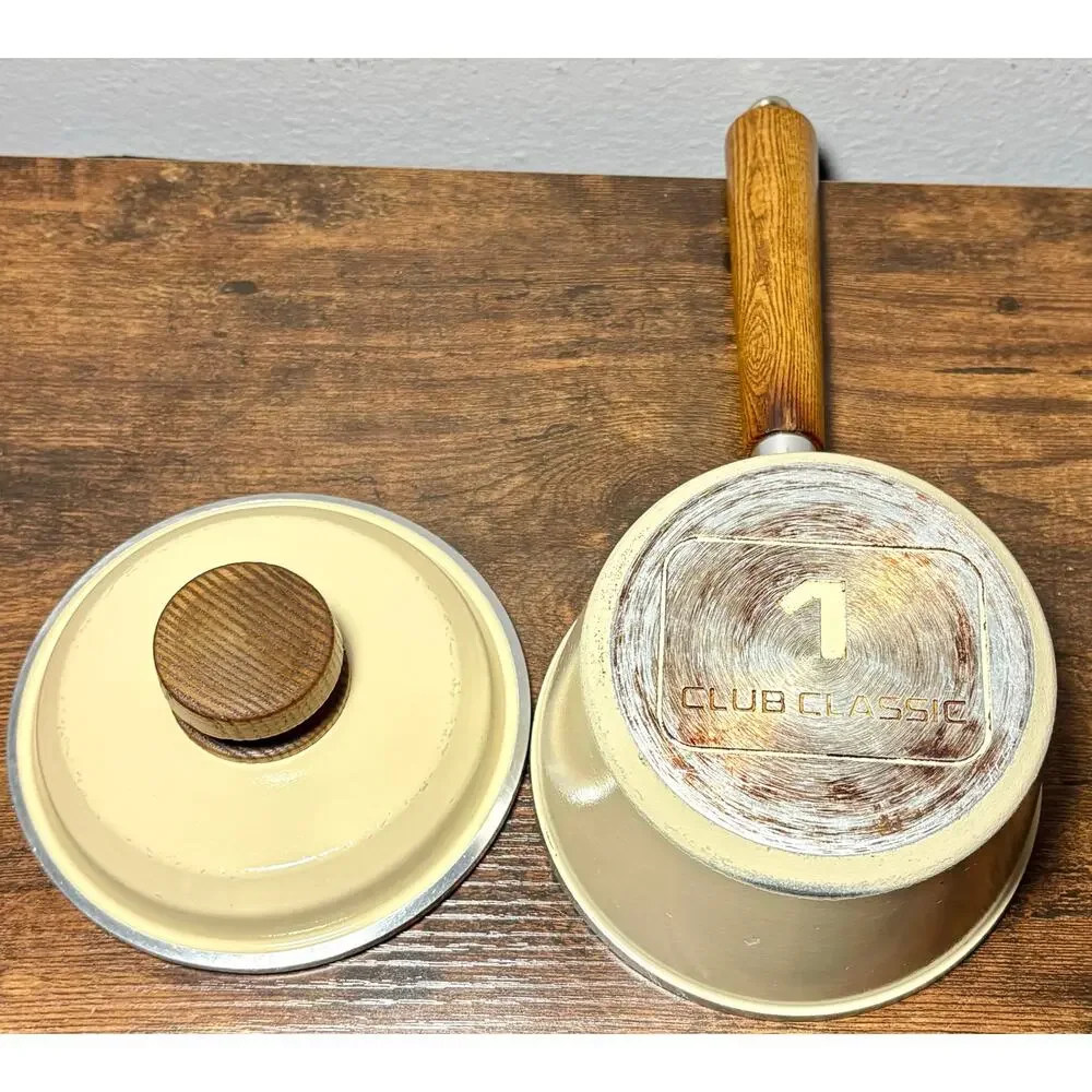Vintage Club Classic 1 Aluminum 1 Qt Almond Stock Pot with a lid- Wood Handles